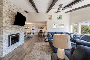 Fernseher, Kamin, DVD-Player, Tischtennisplatte