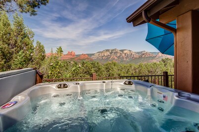 Dream Estate With Elevated Red Rock Views From Deck & Hot Tub Serene+Backyard Games!