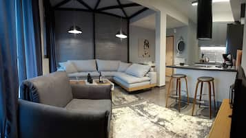 Appartamento Luxury (Comely) | Area soggiorno | TV a schermo piatto, impianto stereo