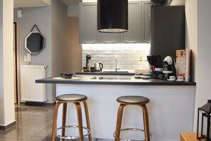 Departamento de lujo (Comely) | Cocina privada | Refrigerador, microondas, horno y parrilla de estufa 