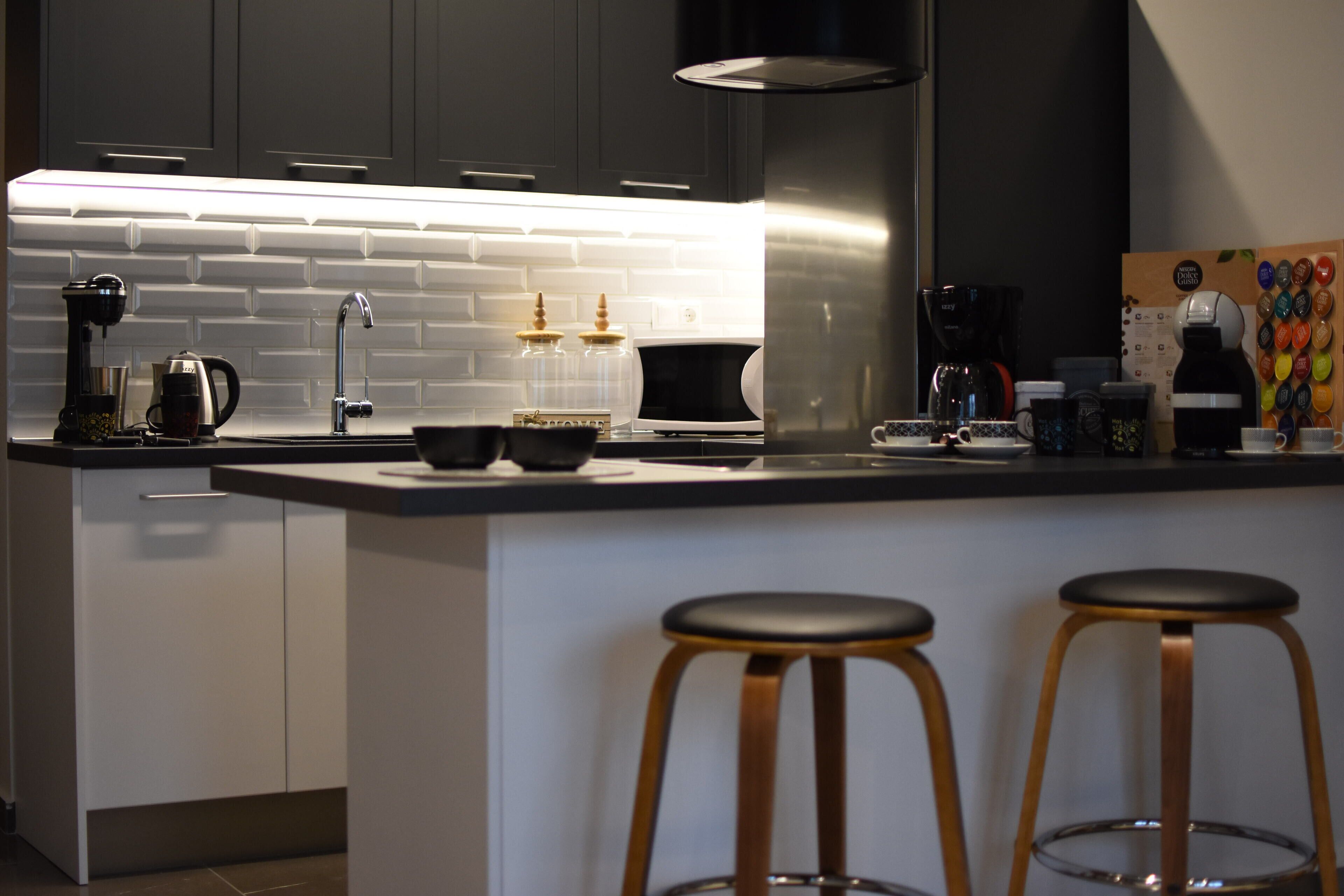 Departamento de lujo (Comely) | Cocina privada | Refrigerador, microondas, horno y parrilla de estufa 