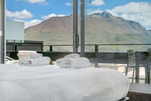 3 bedrooms, iron/ironing board, WiFi, bed sheets - Centrally located Luxury Penthouse P2 (Queenstown)