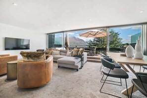 Televisión, chimenea y oficina 