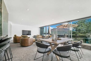 Dining - Centrally located Luxury Penthouse P2 (Queenstown)