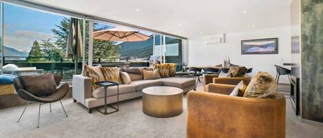 TV, caminetto, studio