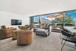 TV, fireplace, offices