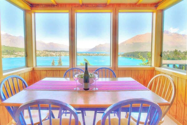 Dining - Maxwell Place (Queenstown)