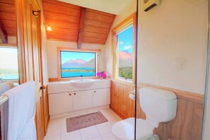 Shower, hair dryer, towels, shampoo - Maxwell Place (Queenstown)