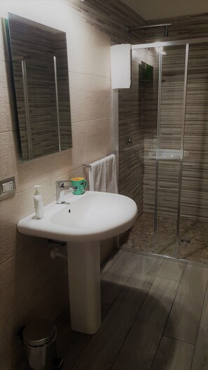 Habitación Royal doble de uso individual, baño privado, junto a la montaña | Baño | Ducha y cabezal de ducha tipo lluvia
