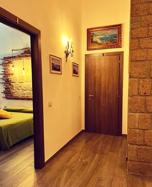 Chambre Triple Luxe, salle de bains attenante, côté montagne | Coin séjour | Télévision à écran plat