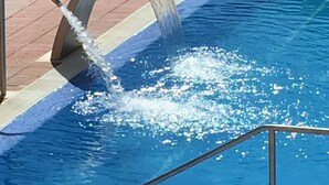 Une piscine agrémentée d’un élément décoratif aquatique.