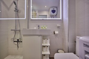 Dusche, Haartrockner, Handtücher, Seife
