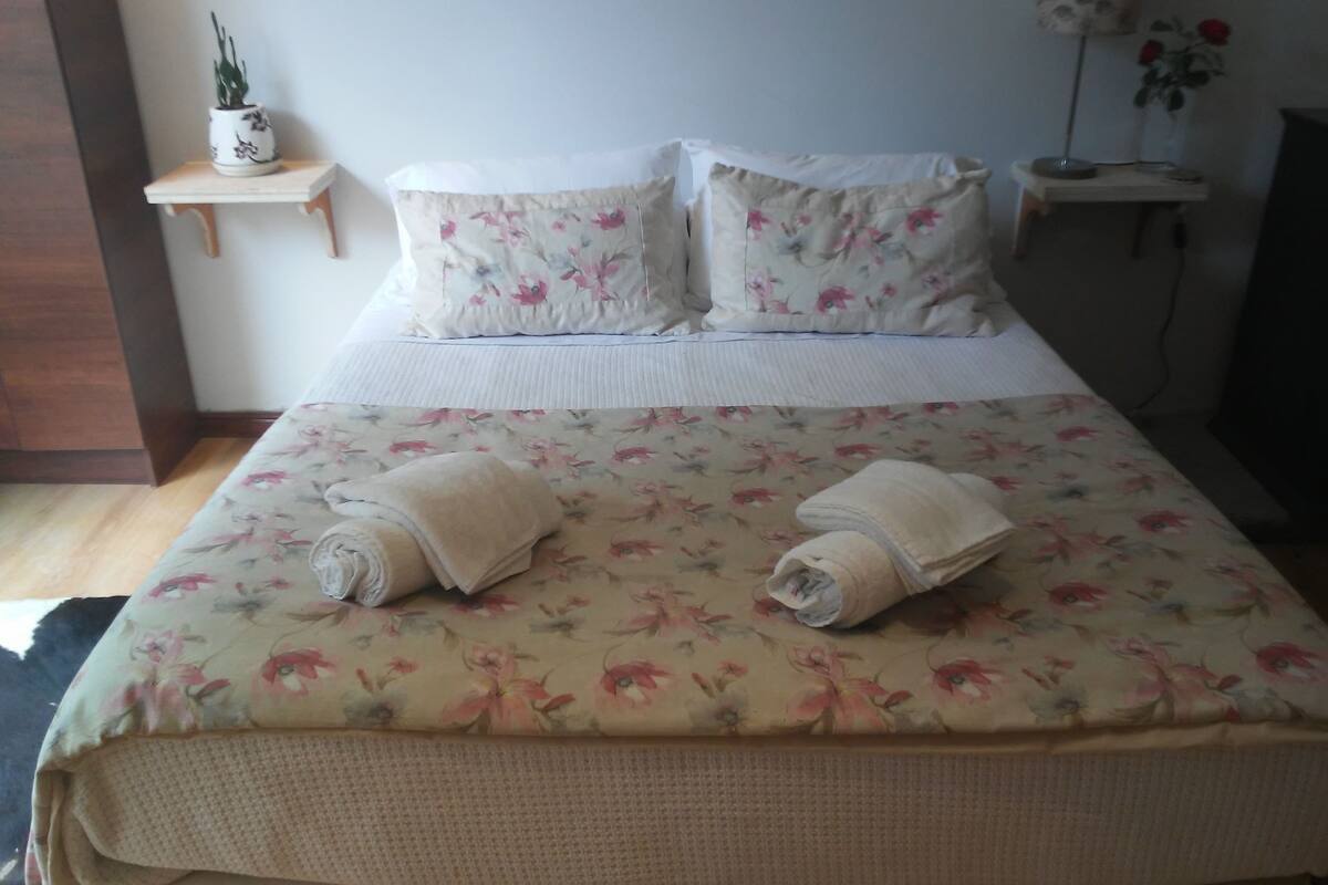 Escritorio, wifi gratis y ropa de cama