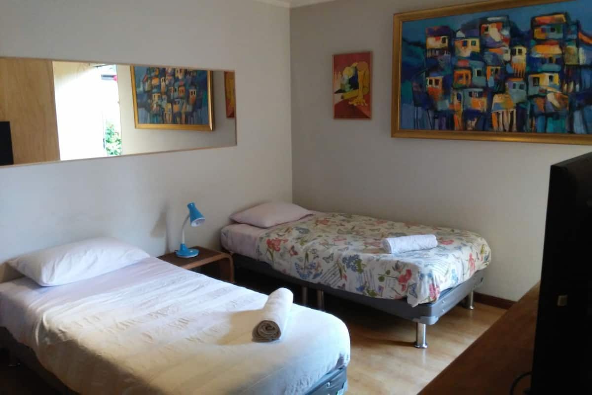 Escritorio, wifi gratis y ropa de cama