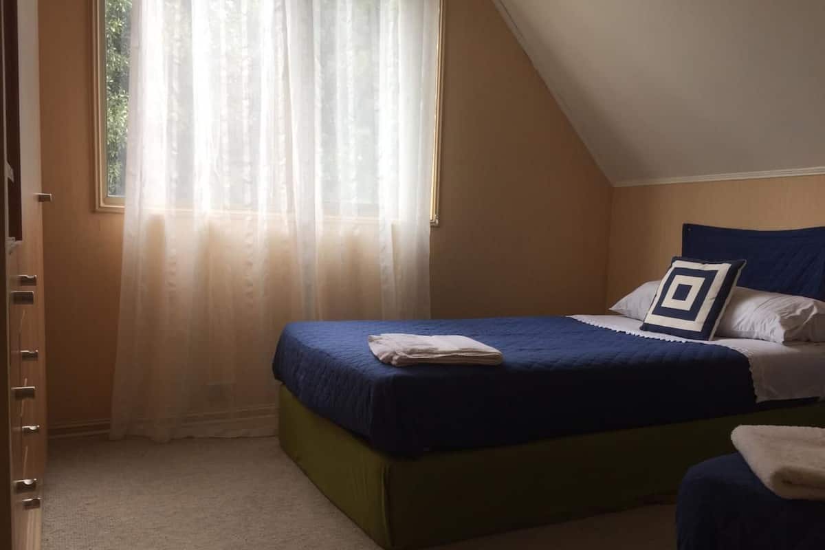 Escritorio, wifi gratis y ropa de cama