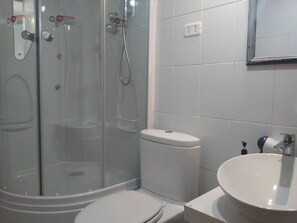 Quadruple Room, Garden View | Bathroom