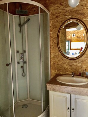 Shower, hair dryer, towels, soap - cabin among the trees (Cervione)