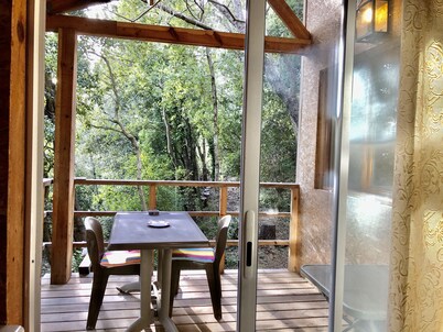 cabaña entre los árboles