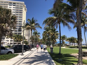 Exterior - Pompano Beach House 5 min. from the Ocean. Heated salt water pool (Pompano Beach)