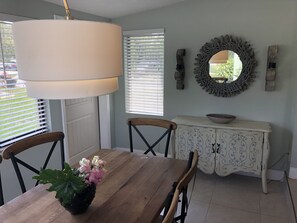 Dining - Pompano Beach House 5 min. from the Ocean. Heated salt water pool (Pompano Beach)