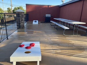Outdoor dining - POOLSIDE SUITE Fresno/Clovis (Clovis)