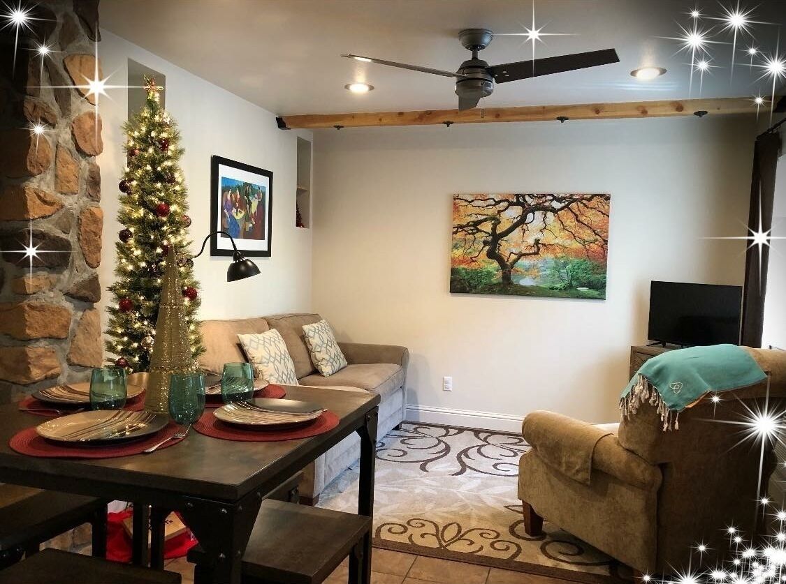 Een smart-tv en boeken