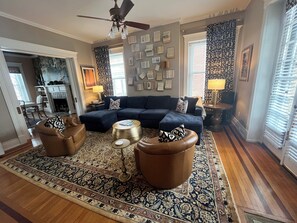 TV connectée, cheminée, jeux vidéo, lecteur de DVD