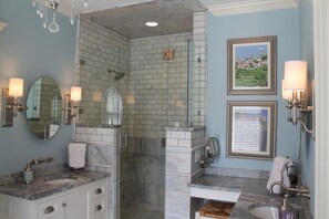 Combined shower/bathtub, hair dryer, bidet, towels - Celebrity Host Home. Best Derby Location! (Louisville)