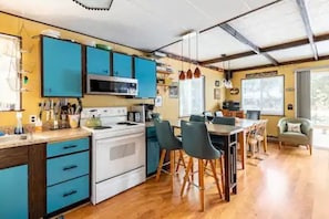 Refrigerador, microondas, horno, placa de cocina