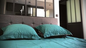 1 slaapkamer, een bureau, geluiddichte muren