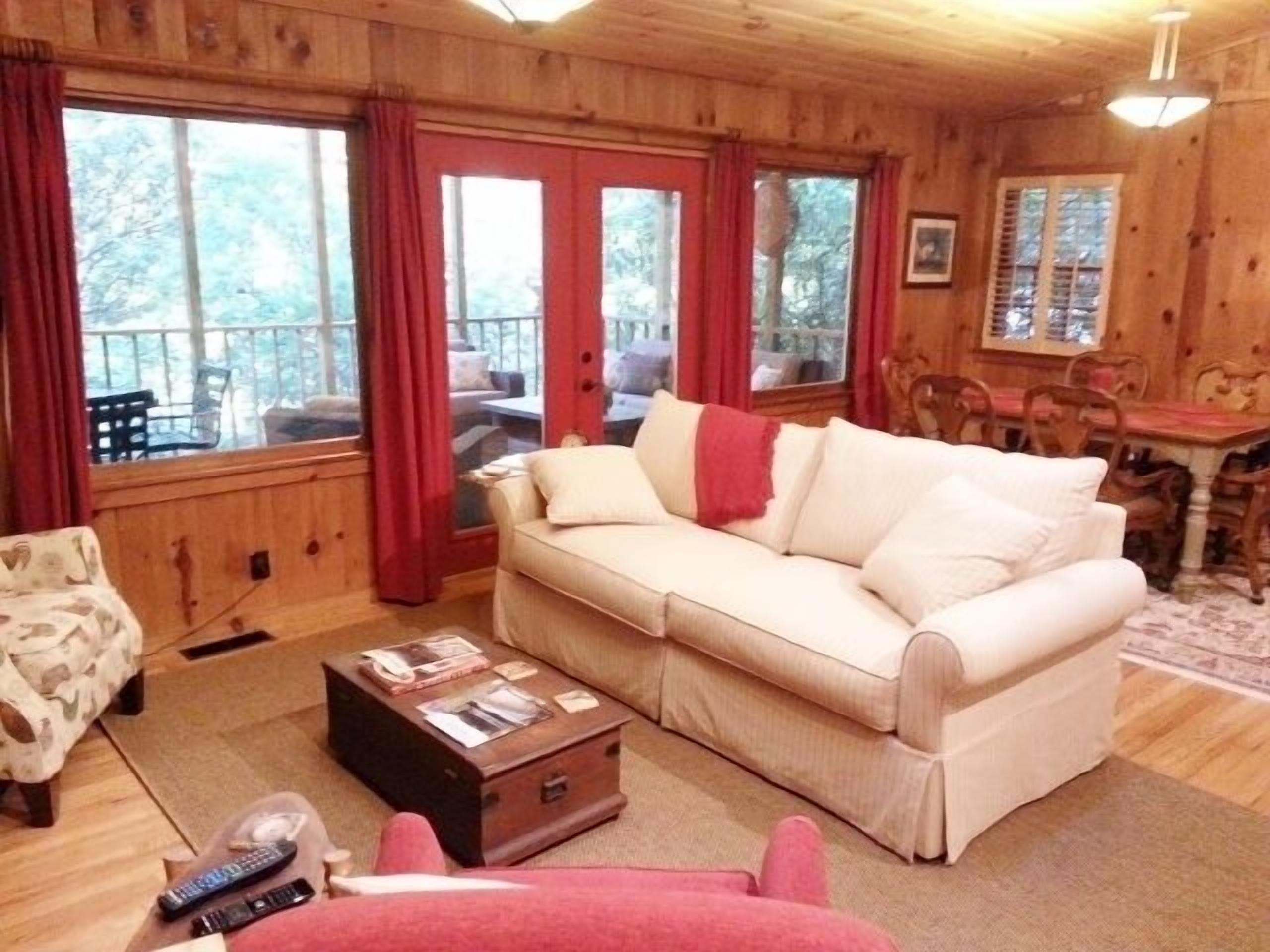 6 Minute Walk to Town! Holt Knob Area! Wooded & Private 