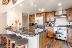 Kylskåp, mikrovågsugn, spishäll och diskmaskin