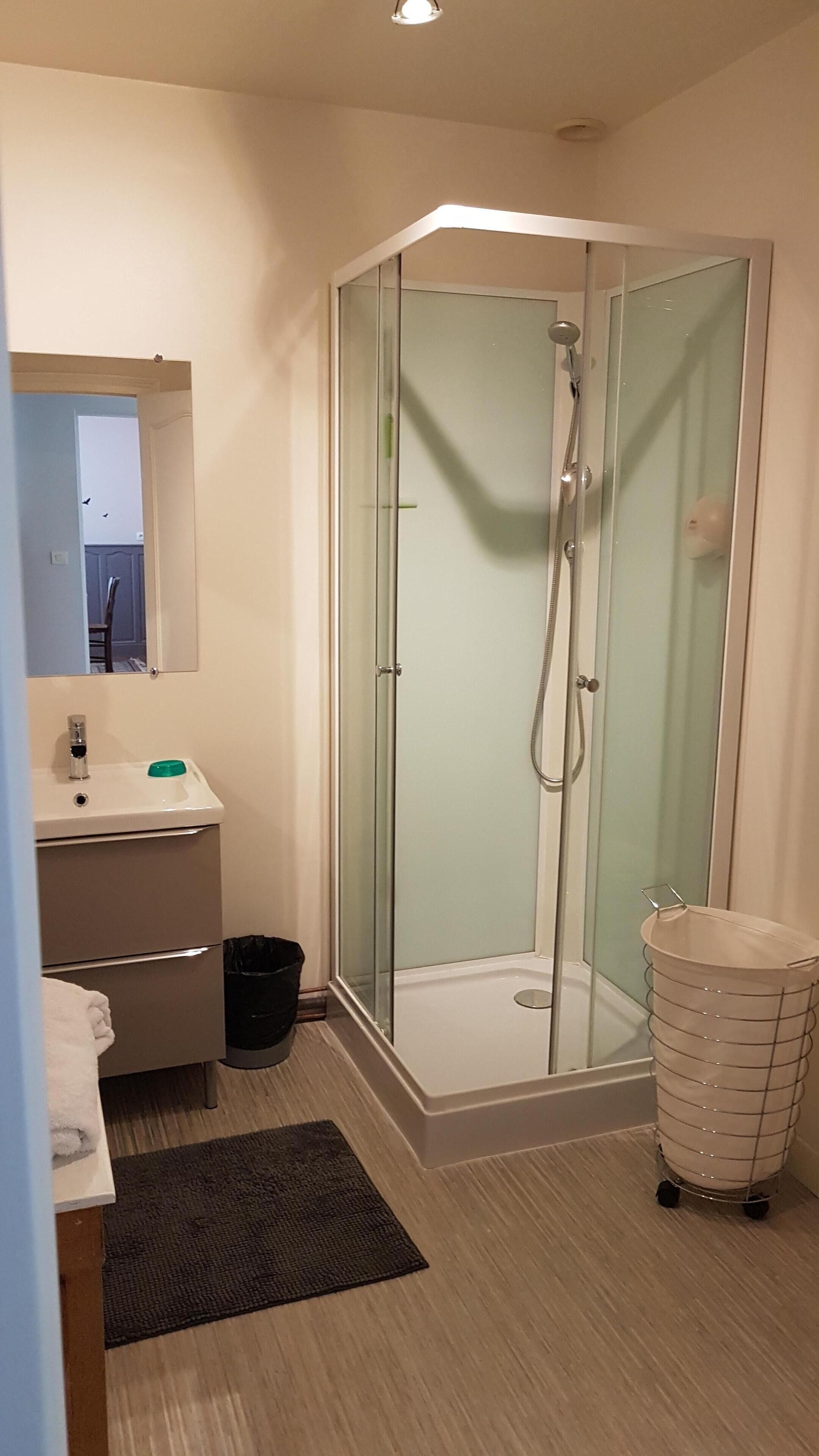 Een douche, een haardroger, handdoeken, zeep