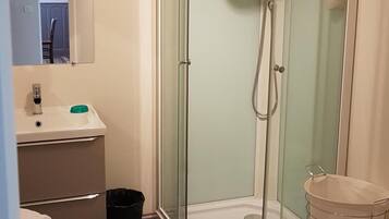 Een douche, een haardroger, handdoeken, zeep