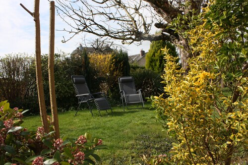 Furnished apartment in comfortable single-family house with mature garden