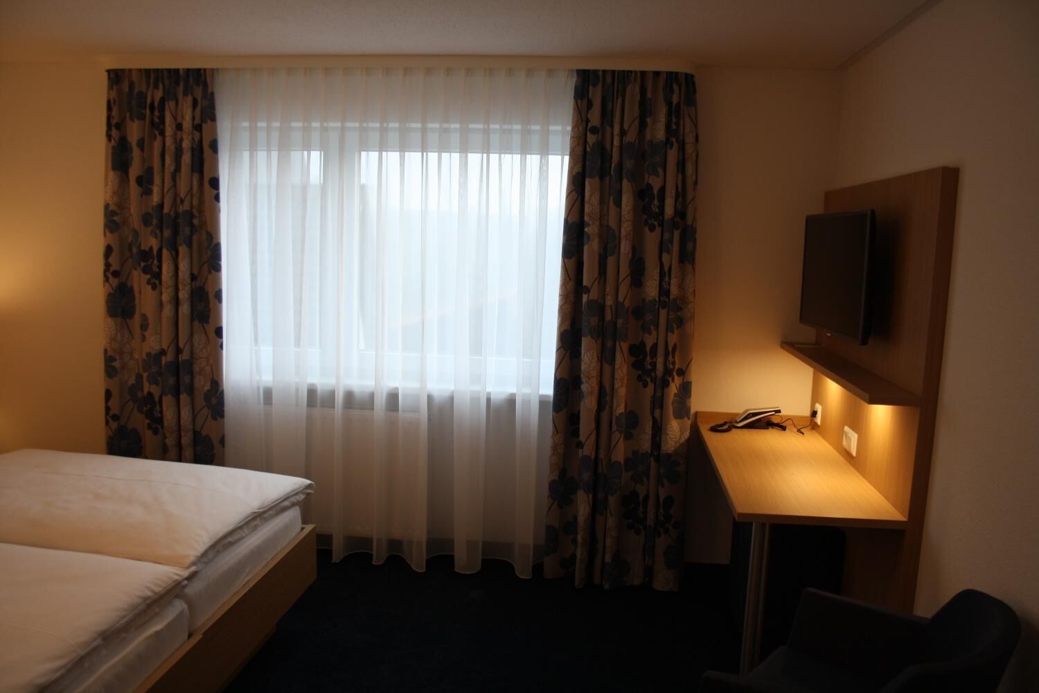 in-room safe, laptop workspace, blackout curtains, soundproofing