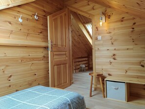 2 dormitoris, planxa i posts de planxar i un bressol de viatge 