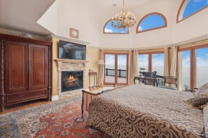 Desk, iron/ironing board, WiFi, bed sheets