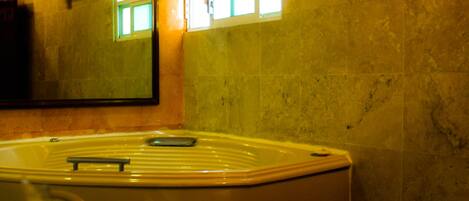 Dusche, Whirlpool, Haartrockner, Handtücher