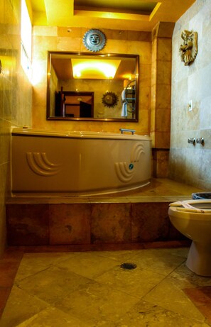 Shower, jetted bath, hair dryer, towels - Habitación con jacuzzi Villas y Suites Real Azteca. (México D.F.)