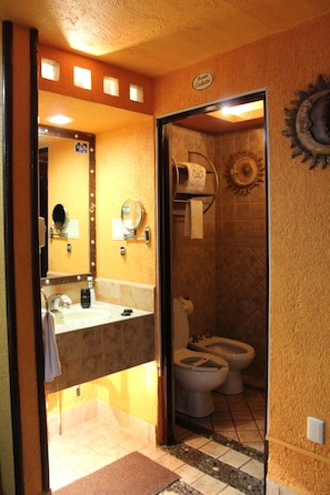 Shower, jetted tub, hair dryer, towels