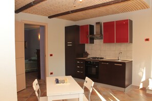 Frigorífico, microondas, horno y placa de cocina