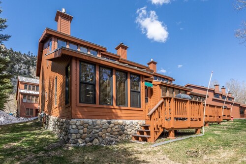 Aspen Meadows liegt zentral an der June Lake Loop.