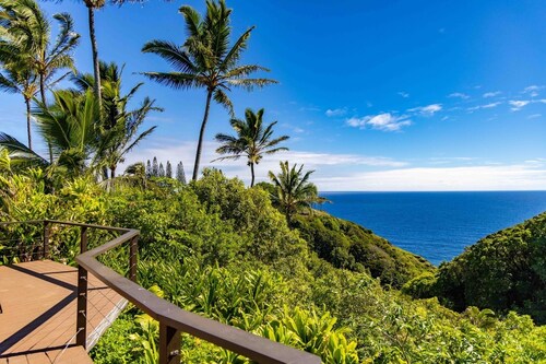 Gardenia Room on Tropical Lush Farm in Haiku, Maui with Private Soak Pool