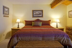 2 bedrooms, WiFi, bed sheets - June Lake Interlaken 15, Lake Mountain and Views! (June Lake)