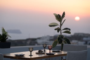 Outdoor dining - Gemma villa with Swimming Pool and Sunset View. (Pyrgos Kallistis)