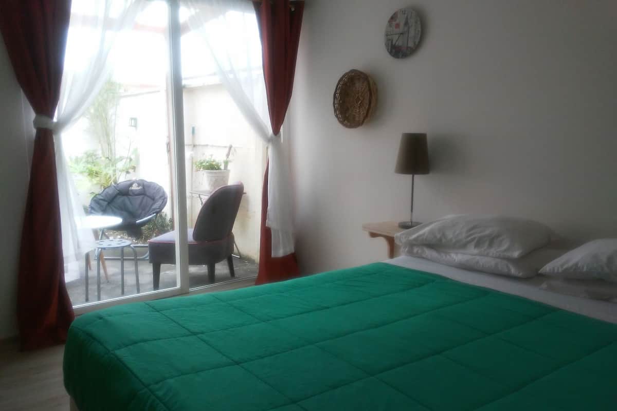 Iron/ironing board, free WiFi, bed sheets
