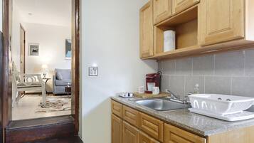 Apartment, 2 Bedrooms | Bathroom | Towels, shampoo