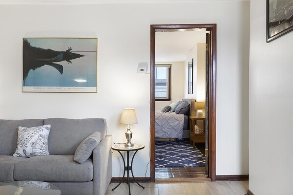 Departamento, 2 habitaciones | Área de sala de estar | Televisión