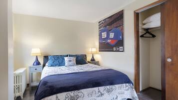 Apartment, 2 Bedrooms | 2 bedrooms, desk, free WiFi